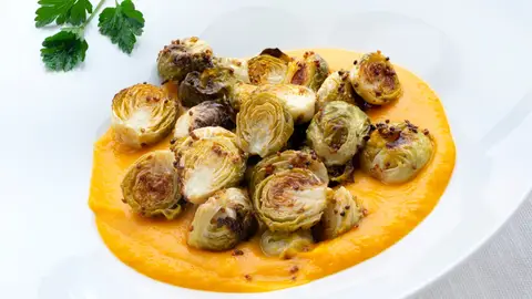 Coles de Bruselas asadas con puré de boniato Coles de Bruselas asadas con puré de boniato