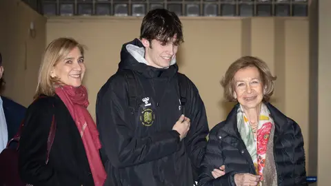 La infanta Cristina, su hijo Pablo Urdangarin y la reina Sofía La infanta Cristina, su hijo Pablo Urdangarin y la reina Sofía