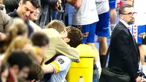 El romántico abrazo de Pablo Urdangarin y su novia, Johanna Zott El romántico abrazo de Pablo Urdangarin y su novia, Johanna Zott
