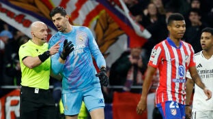Thibaut Courtois conversa con el &aacute;rbitro Szymon Marcianiak