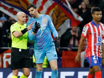 Thibaut Courtois conversa con el árbitro Szymon Marcianiak