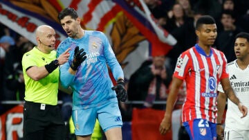 Thibaut Courtois conversa con el árbitro Szymon Marcianiak