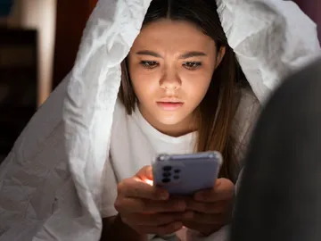Mujer joven con el móvil Mujer joven con el móvil