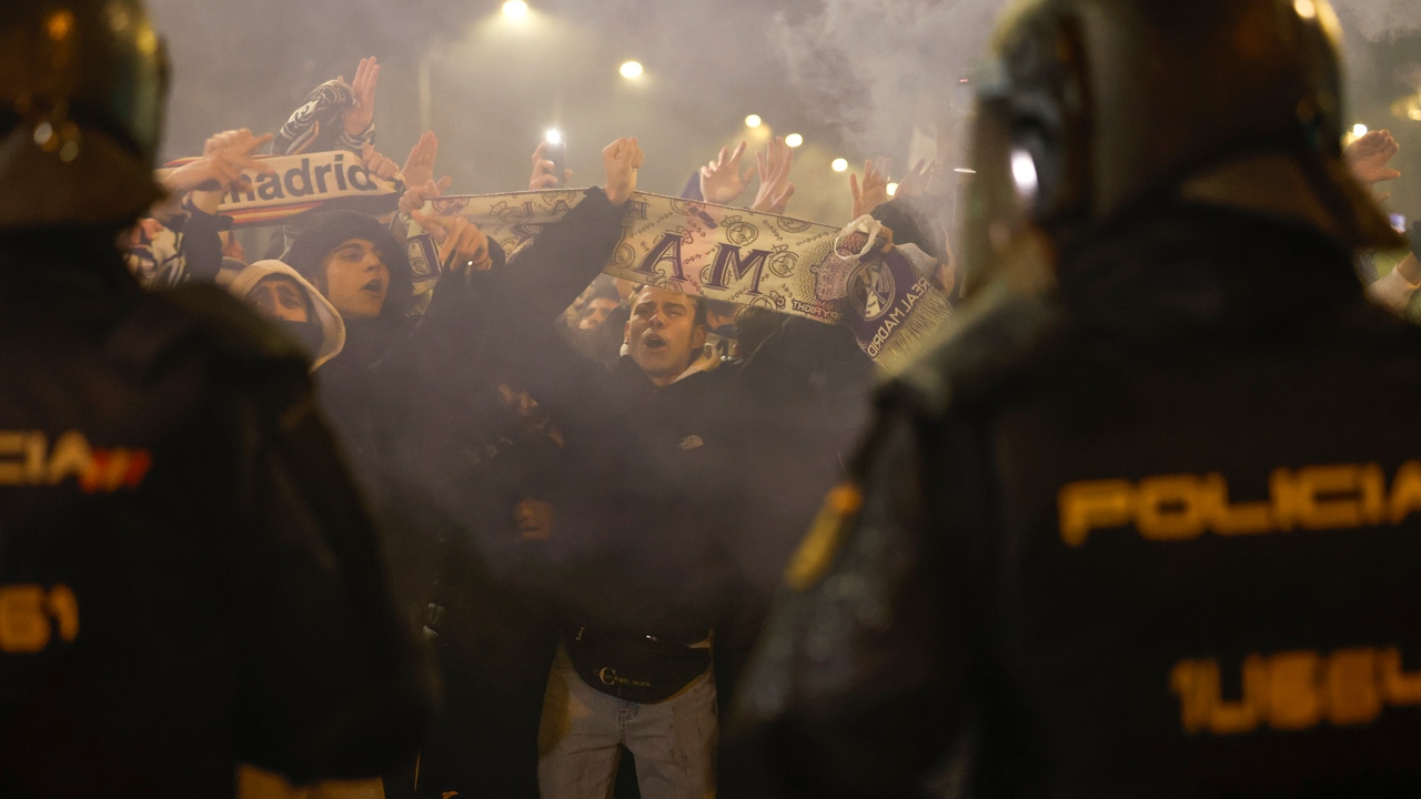 UNO EQUIPO DE ANTENA 3 Noticias Acompaña a la Policía Nacional en el Dispositivo de Seguridad Del Derbi Madrileño UNO EQUIPO DE ANTENA 3 Noticias Acompaña a la Policía Nacional en el Dispositivo de Seguridad Del Derbi Madrileño