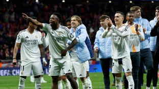Vin&iacute;cius celebra el pase a cuartos junto a sus compa&ntilde;eros en el Metropolitano