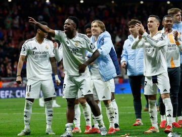 Vinícius celebra el pase a cuartos junto a sus compañeros en el Metropolitano