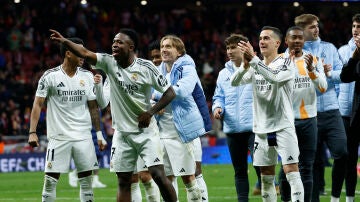 Vinícius celebra el pase a cuartos junto a sus compañeros en el Metropolitano