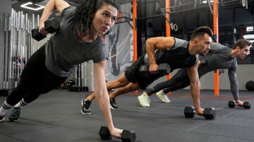 Hombres y mujeres entrenando