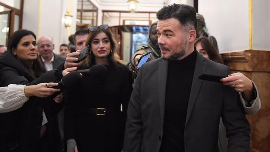 Rufián arremete contra Ayuso por "mentir" con las muertes por covid y avisa: "El problema es que la votan por eso" Rufián arremete contra Ayuso por "mentir" con las muertes por covid y avisa: "El problema es que la votan por eso"