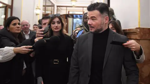 Rufián arremete contra Ayuso por "mentir" con las muertes por covid y avisa: "El problema es que la votan por eso" Rufián arremete contra Ayuso por "mentir" con las muertes por covid y avisa: "El problema es que la votan por eso"