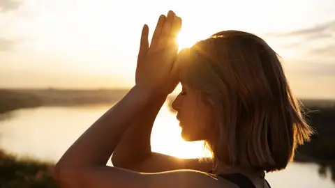 Mujer meditando Mujer meditando