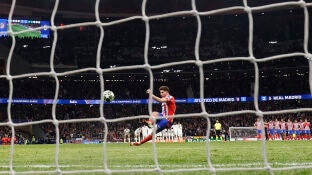 Juli&aacute;n &Aacute;lvarez, en el momento de lanzar su penalti