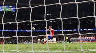 Julián Álvarez, en el momento de lanzar su penalti Julián Álvarez, en el momento de lanzar su penalti
