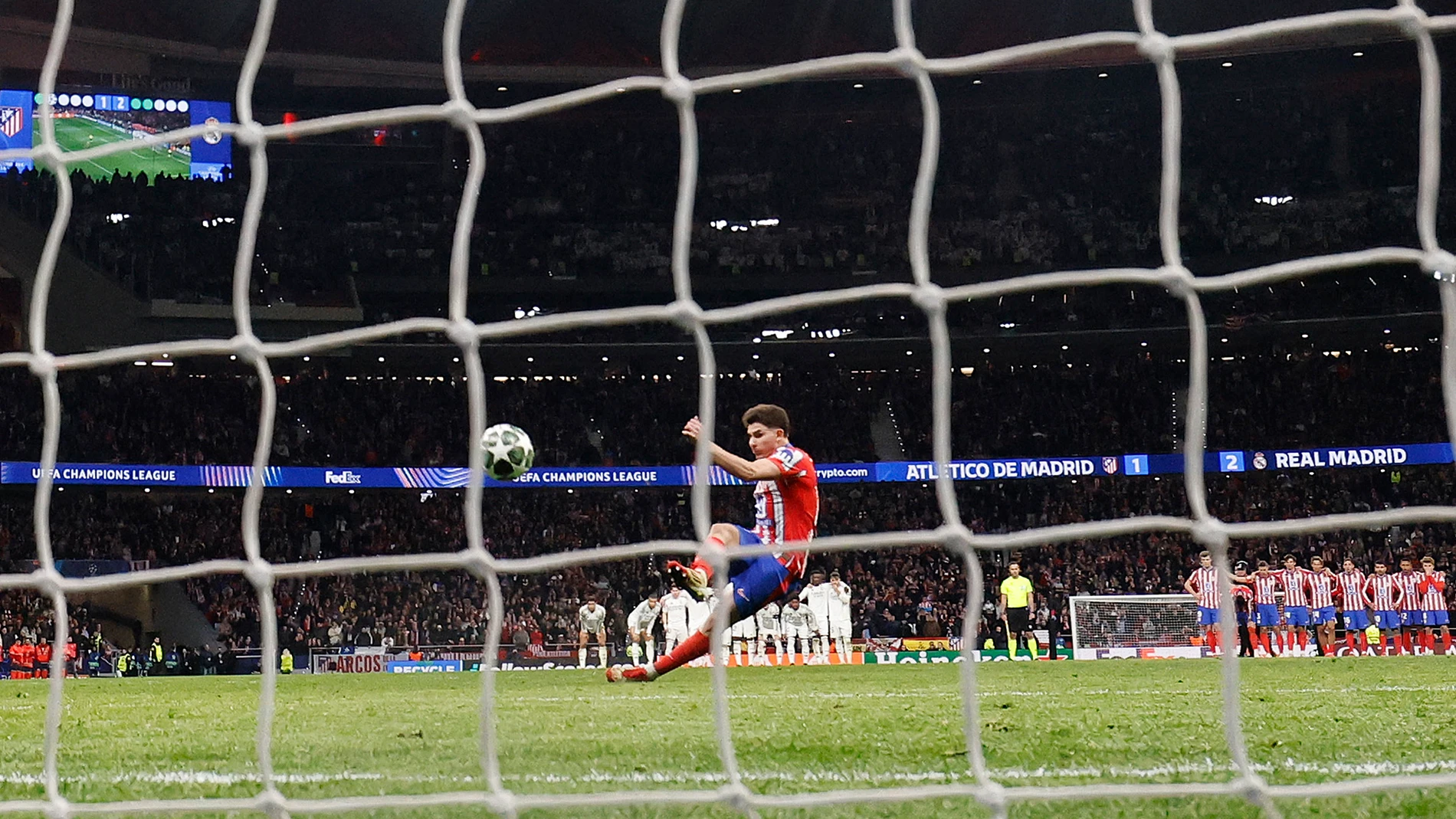 Julián Álvarez, en el momento de lanzar su penalti Julián Álvarez, en el momento de lanzar su penalti