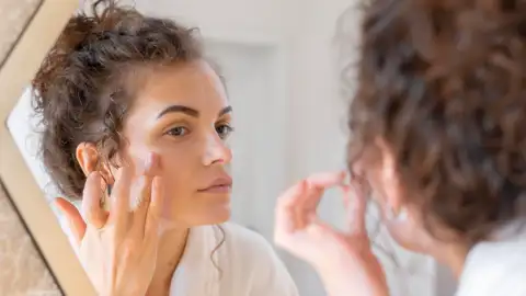 Mujer mirándose la piel Mujer mirándose la piel