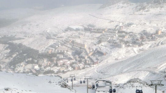 La borrasca Konrad obliga al cierre de pistas en Sierra Nevada 