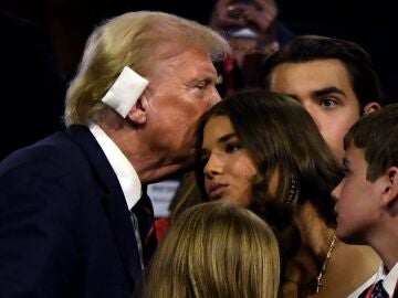 Donald Trump besando a su nieta Kai