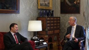 El presidente de Portugal, Marcelo Rebelo de Sousa (D), habla con el l&iacute;der del Partido Social Dem&oacute;crata (PSD), Luis Montenegro (I)