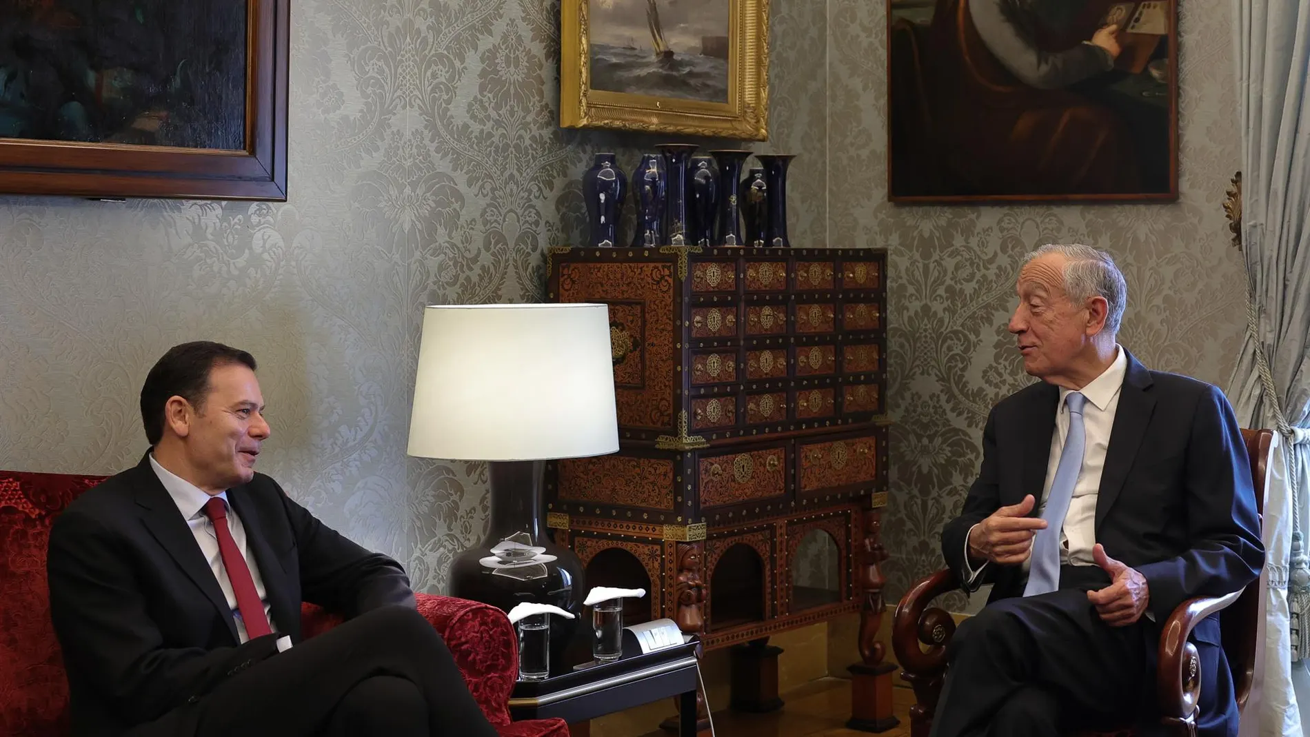 El presidente de Portugal, Marcelo Rebelo de Sousa (D), habla con el líder del Partido Social Demócrata (PSD), Luis Montenegro (I) El presidente de Portugal, Marcelo Rebelo de Sousa (D), habla con el líder del Partido Social Demócrata (PSD), Luis Montenegro (I)