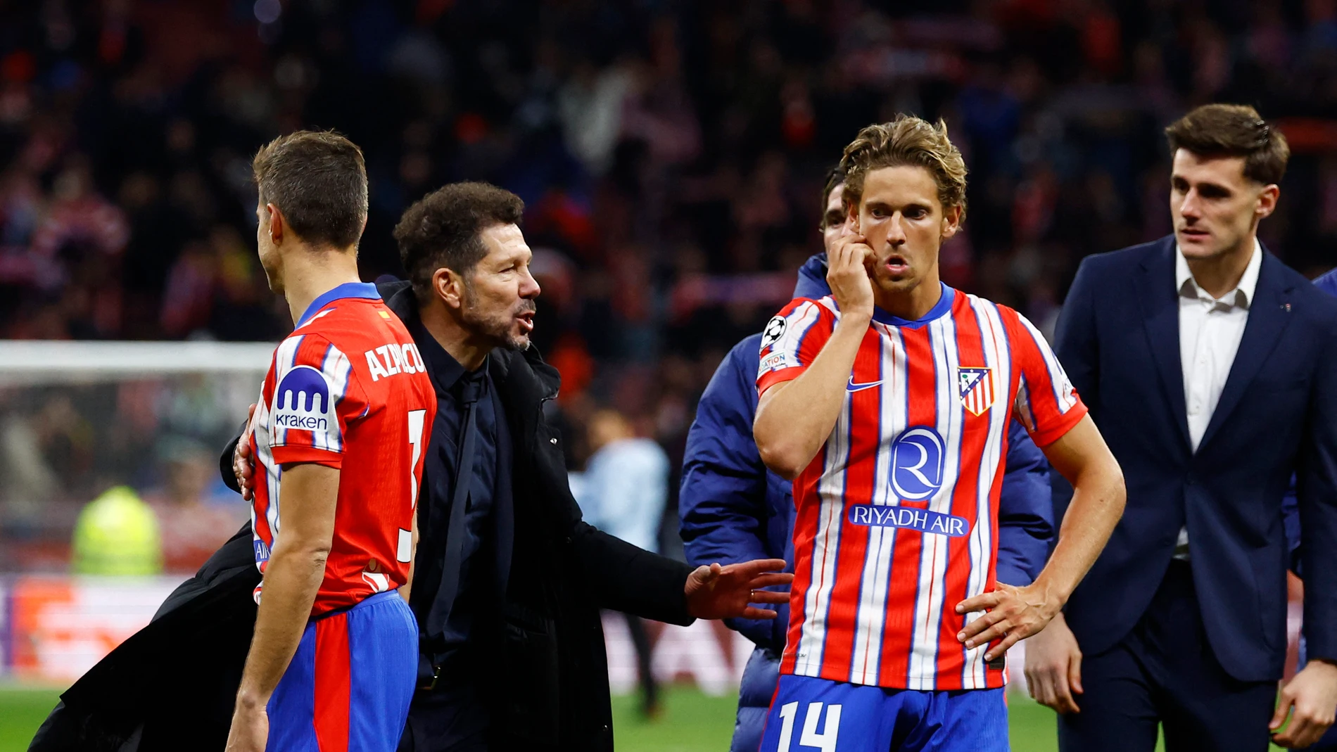 Simeone trata de consolar a sus jugadores tras la eliminación ante el Real Madrid Simeone trata de consolar a sus jugadores tras la eliminación ante el Real Madrid