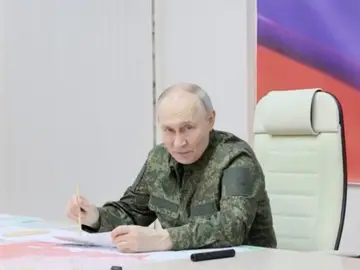 Putin con ropa militar Putin con ropa militar