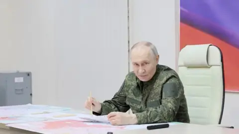Putin con ropa militar Putin con ropa militar