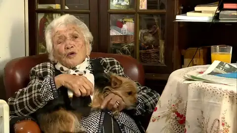 Áurea, la burgalesa de 106 años que vive sola en su casa de Rezmondo, en Burgos Áurea, la burgalesa de 106 años que vive sola en su casa de Rezmondo, en Burgos