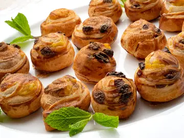 Karlos Arguiñano: "Os voy a enseñar a hacer unos caracolillos de crema y pasas en un voleo" Karlos Arguiñano: "Os voy a enseñar a hacer unos caracolillos de crema y pasas en un voleo"