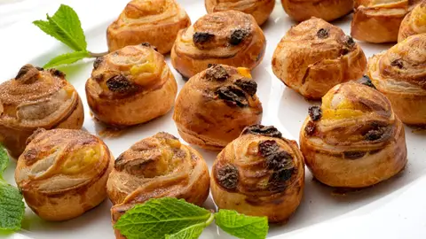 Karlos Arguiñano: "Os voy a enseñar a hacer unos caracolillos de crema y pasas en un voleo" Karlos Arguiñano: "Os voy a enseñar a hacer unos caracolillos de crema y pasas en un voleo"