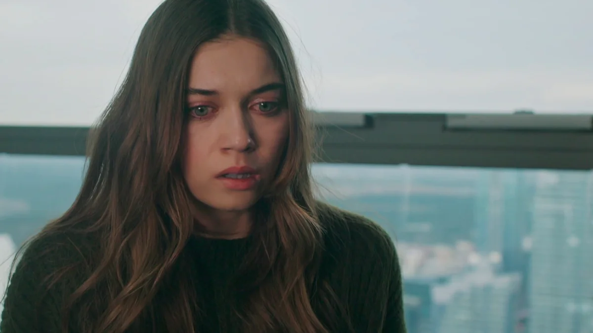 Ferit recibe un bofetón de Kazim que lo deja sangrando y tirado en el suelo