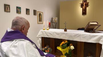 Imagen del papa Francisco en el hospital Gemilli. 