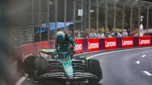 Fernando Alonso sale de su Aston Martin tras el accidente en el GP de Australia