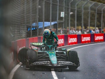 Fernando Alonso sale de su Aston Martin tras el accidente en el GP de Australia