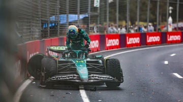 Fernando Alonso sale de su Aston Martin tras el accidente en el GP de Australia