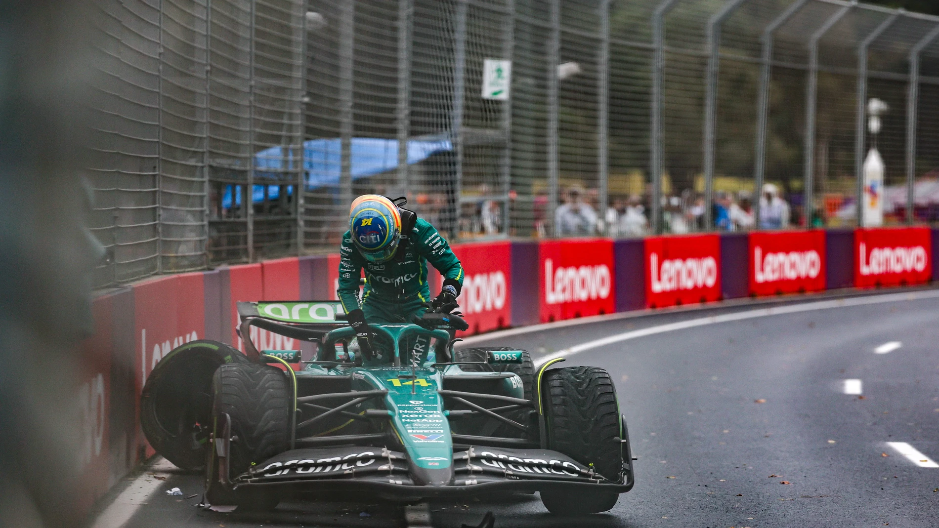 Fernando Alonso sale de su Aston Martin tras el accidente en el GP de Australia Fernando Alonso sale de su Aston Martin tras el accidente en el GP de Australia
