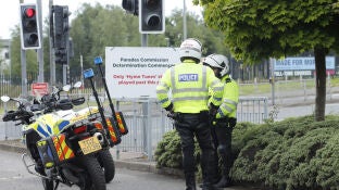 Imagen de archivo de dos agentes de la Polic&iacute;a en Belfast.