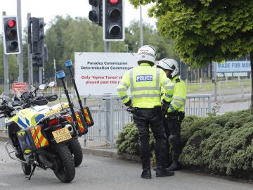 Imagen de archivo de dos agentes de la Policía en Belfast.