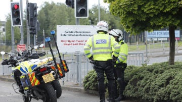 Imagen de archivo de dos agentes de la Policía en Belfast.