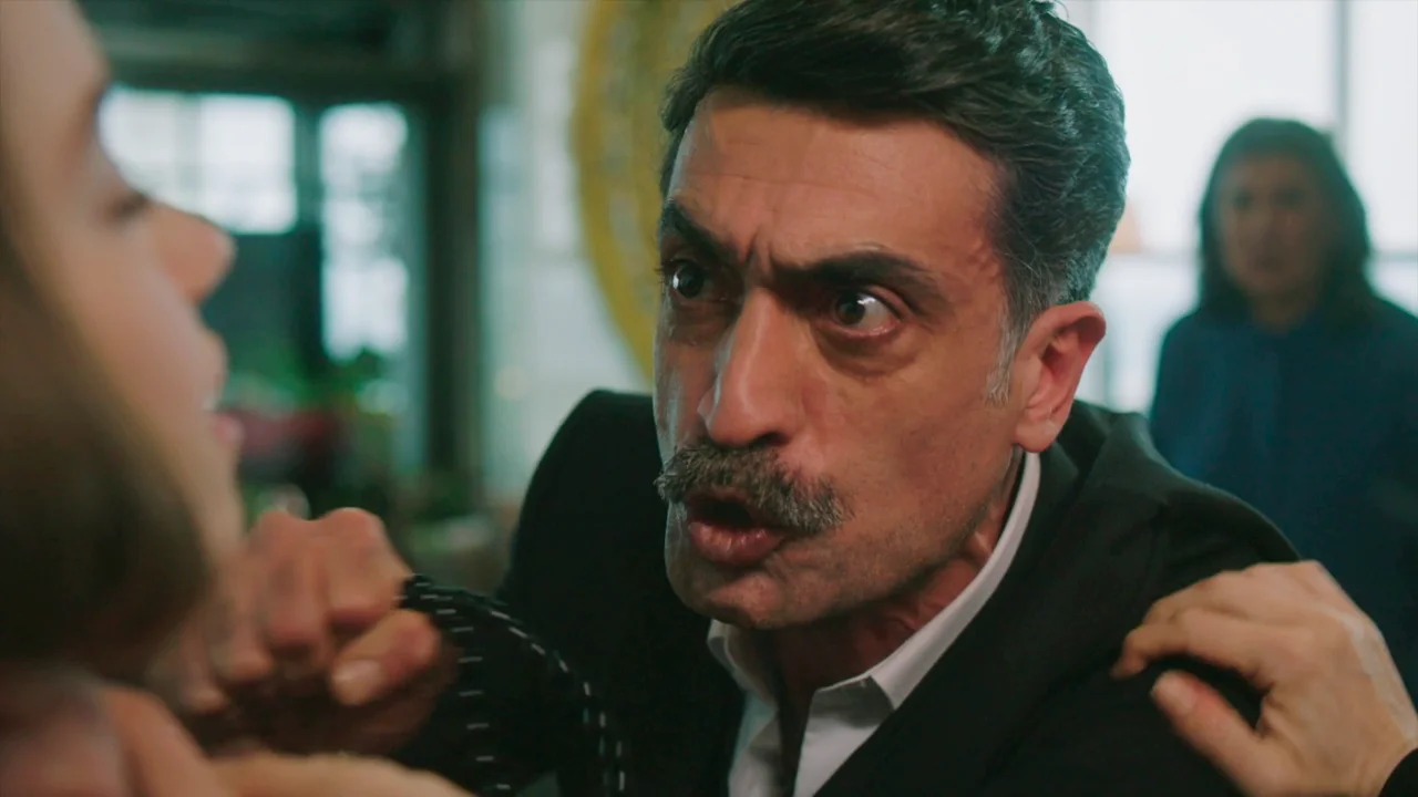 Kazim pega sin piedad a Seyran y le advierte: "Volverás a la mansión quieras o no"