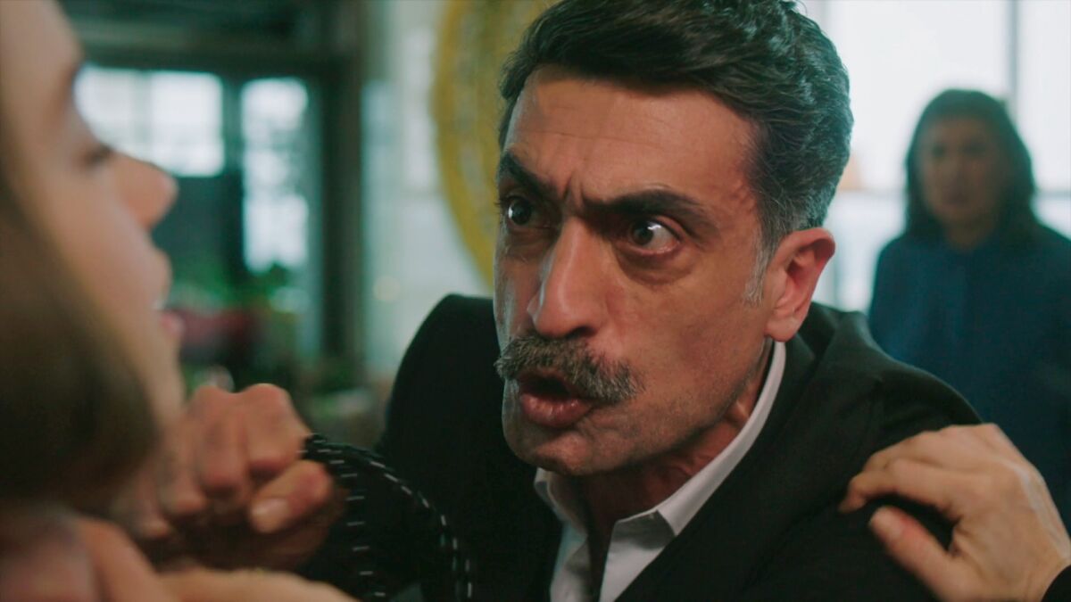 Kazim pega sin piedad a Seyran y le advierte: "Volverás a la mansión  quieras o no"