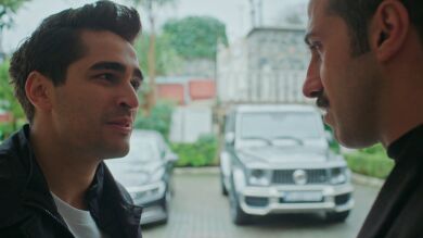 Ferit acusa a Abidin de seducir a Suna y la tensión explota en una pelea: 