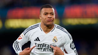 Kylian Mbapp&eacute; celebra uno de sus goles ante el Villarreal en La Cer&aacute;mica