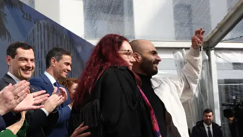 Pedro Sánchez preside en Sevilla la entrega de llaves de 218 viviendas de alquiler a menos de 600 euros Pedro Sánchez preside en Sevilla la entrega de llaves de 218 viviendas de alquiler a menos de 600 euros