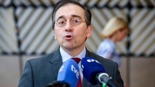 El ministro Albares a su llegada a la reuni&oacute;n de ministros de Exteriores de la UE