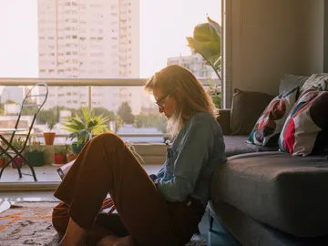 Una mujer sola en casa Una mujer sola en casa