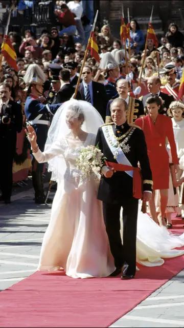 La infanta Elena el día de su boda acompañada por su padre, el rey Juan Carlos I La infanta Elena el día de su boda acompañada por su padre, el rey Juan Carlos I