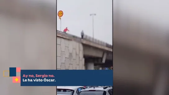 Un hombre evita que una mujer se suicide desde un puente en una autovía en Málaga Un hombre evita que una mujer se suicide desde un puente en una autovía en Málaga