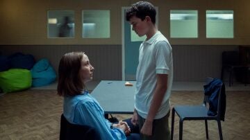 Erin Doherty como Briony Ariston y Owen Cooper como Jamie Miller en Adolescencia