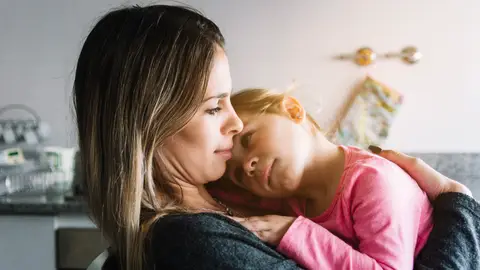 Abrazo de una madre y su hija pequeña Abrazo de una madre y su hija pequeña