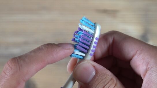 El error com&uacute;n al guardar el cepillo de dientes que debes evitar
